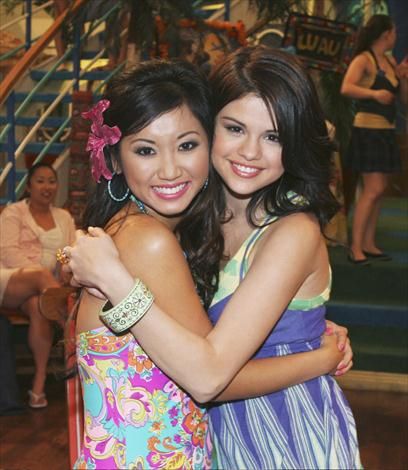 enda_song_and_wizards_of_waverly_place_star_selena_gomez_in_a_tight_hug.jpg