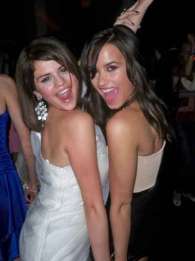 selena-gomez-demi-lovato-prom.jpg